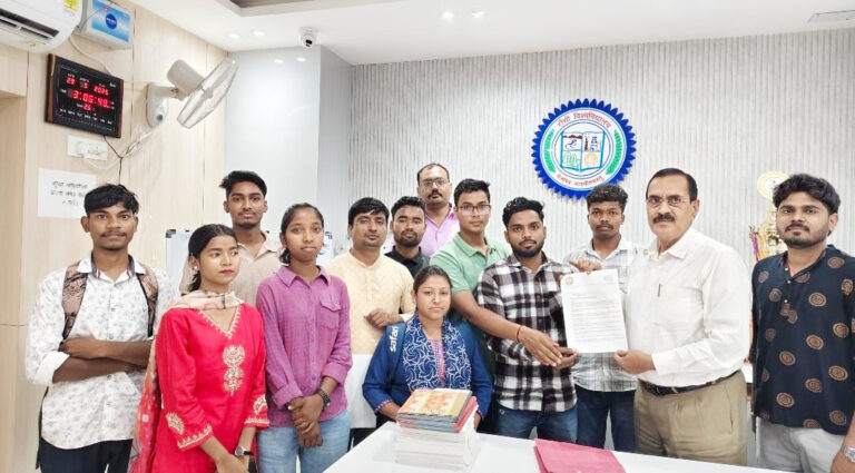 अबुआ अधिकार मंच ने कुलपति को सौंपा ज्ञापन, दी आंदोलन की चेतावनी