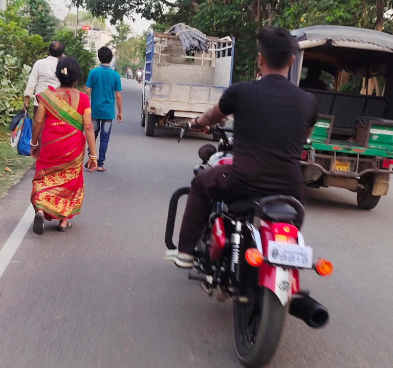सड़क पर दौड़ती मौत: खुले में लदी रॉड बन रही है जानलेवा खतरा, प्रशासन की चुप्पी पर उठ रहे सवाल
