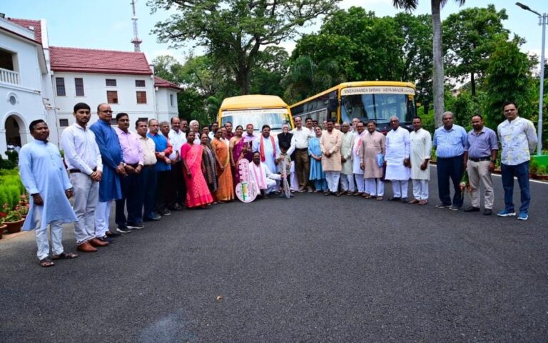 राजभवन में गूंजा वनवासी प्रतिभा का पराक्रम! राज्यपाल ने की सरस्वती शिशु मंदिरों की प्रशंसा, चंद्रयान वैज्ञानिक तक की सफलता को बताया प्रेरणास्त्रोत 