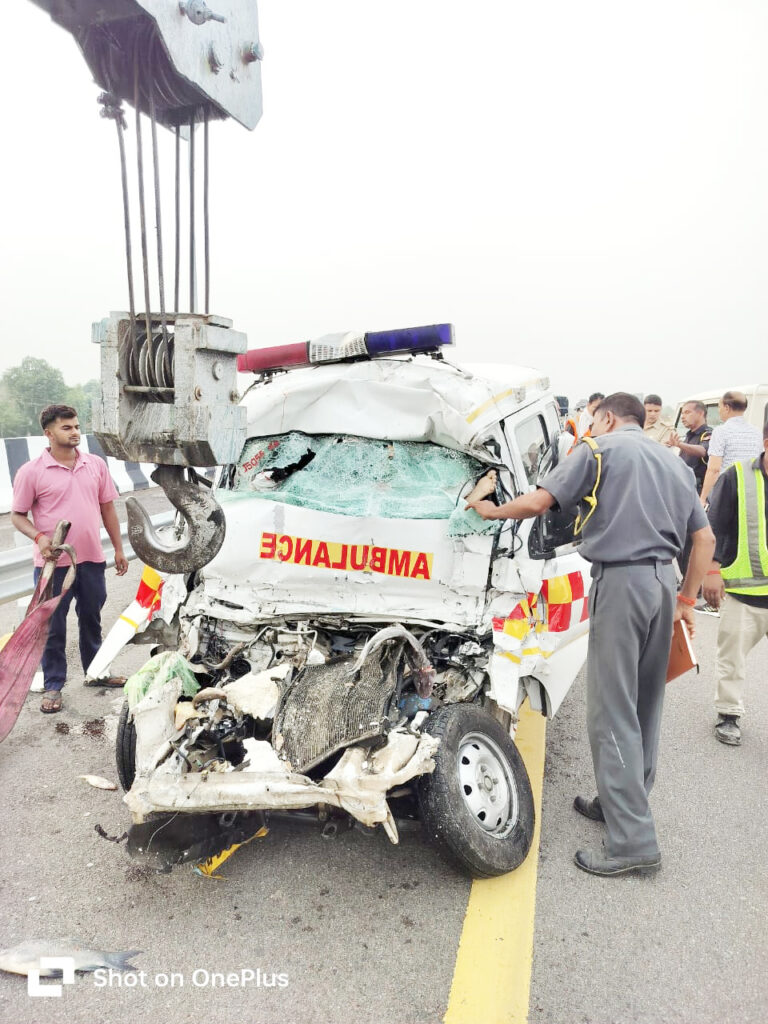 एंबुलेंस दुर्घटना: शव ले जाते समय 5 की मौत, 1 घायल