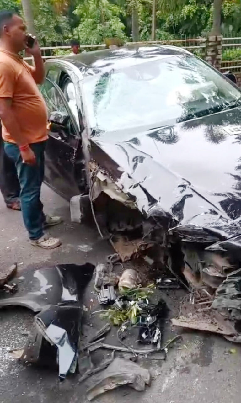 बेकाबू कार का कहर, बाल-बाल बचे मॉर्निंग वॉकर्स मौत की रफ्तार, मोरहाबादी में हड़कंप