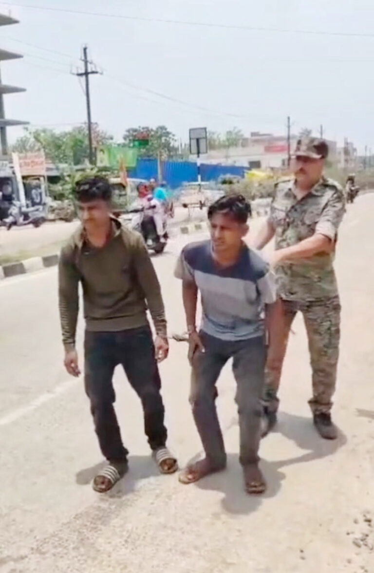 रांची पुलिस का सख्त एक्शन: पत्थर फेंकने वालों को सड़क पर परेड रांची पुलिस का सख्त एक्शन: पत्थर फेंकने वालों को सड़क पर परेड