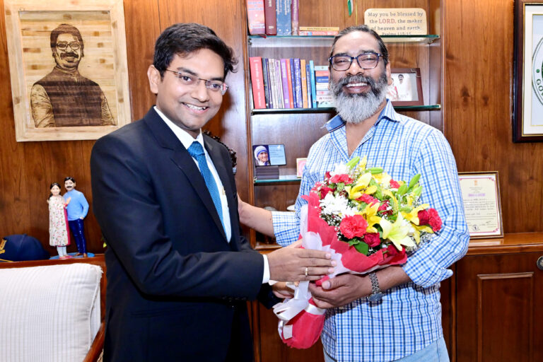 मुख्यमंत्री हेमंत सोरेन से IAS-IPS अधिकारियों की शिष्टाचार भेंट मुख्यमंत्री हेमंत सोरेन से IAS-IPS अधिकारियों की शिष्टाचार भेंट