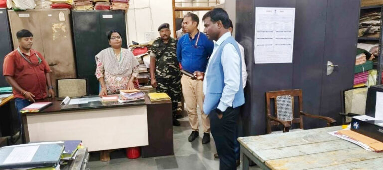 समाहरणालय में डीसी की छापेमारी से मचा हड़कंप समाहरणालय में डीसी की छापेमारी से मचा हड़कंप