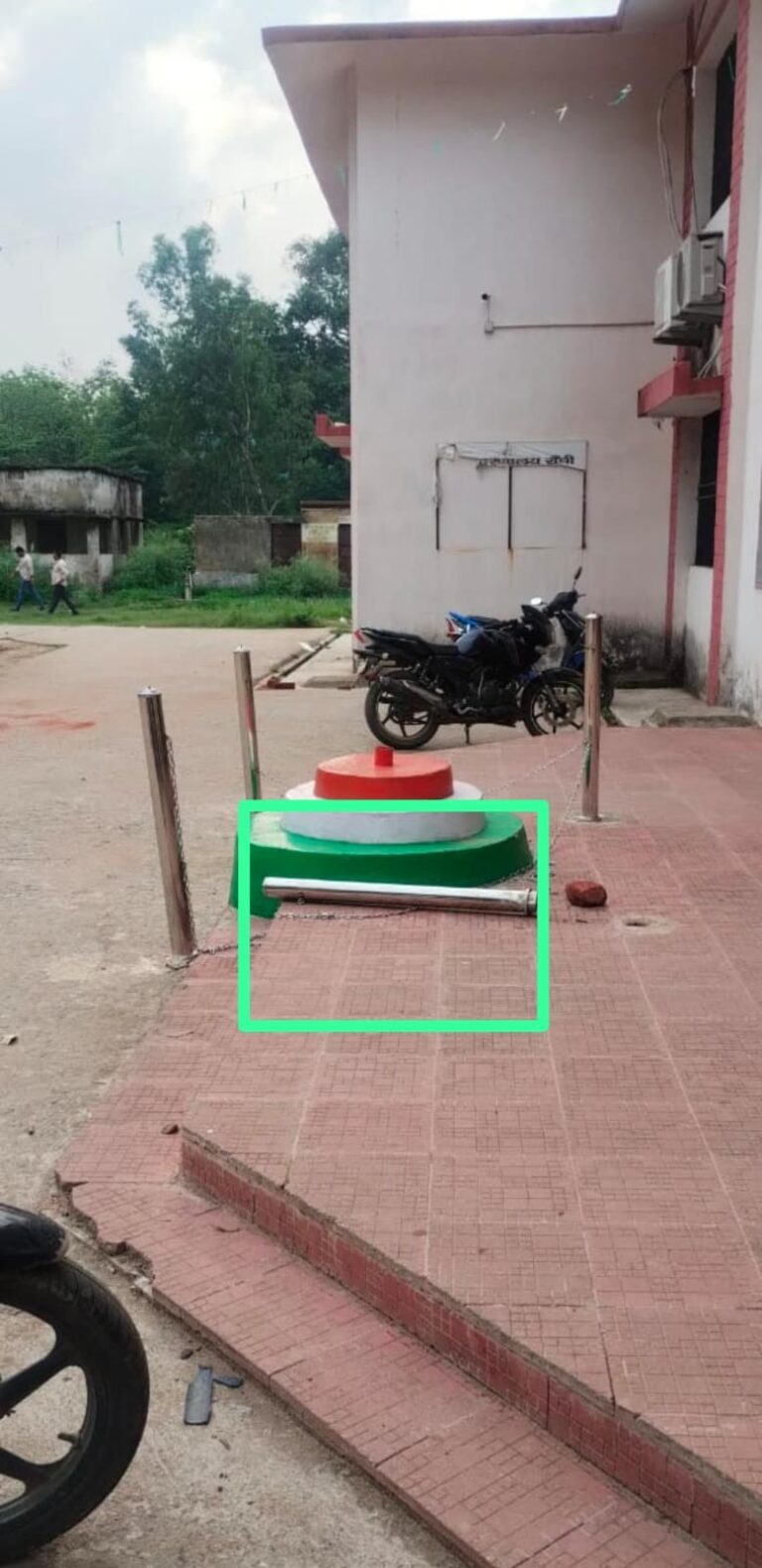 टूटे ध्वज स्तंभ पर झुका राष्ट्रगौरव – कांके प्रखंड में ध्वज स्थल की बदहाल स्थिति