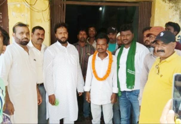 दीपक पाहन बने काटमकुली के ग्राम प्रधान, लोकतंत्र की गूंज से मिली जीत दीपक पाहन बने काटमकुली के ग्राम प्रधान, लोकतंत्र की गूंज से मिली जीत