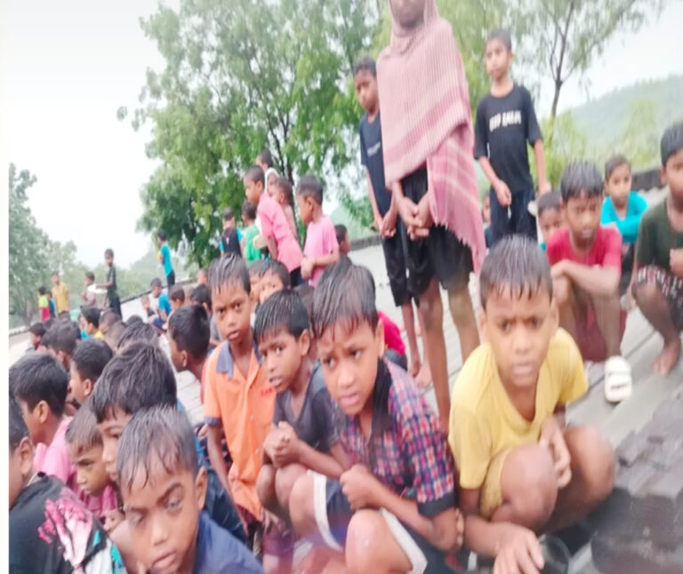 स्कूल में बाढ़, 162 बच्चों का रेस्क्यू ऑपरेशन सफल स्कूल में बाढ़, 162 बच्चों का रेस्क्यू ऑपरेशन सफल