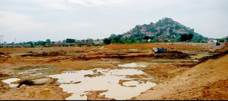 सूचना बोर्ड गायब, काम अधूरा – अंधेरी तालाब पर उठे सवाल