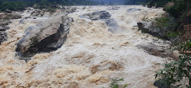 बारिश का कहर, स्कूल बंद और नदियां उफान पर