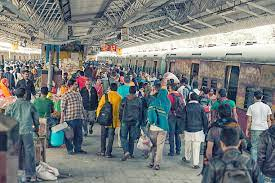 बड़ा हादसा : पुष्पक एक्सप्रेस से गिरकर 5 यात्रियों की मौत बड़ा हादसा : पुष्पक एक्सप्रेस से गिरकर 5 यात्रियों की मौत