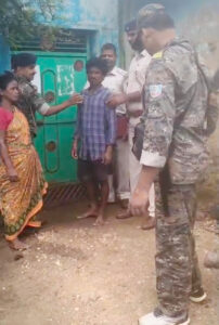 डकैती के आरोपी मनोज मुंडा के घर ढोल-नगाड़े के साथ चस्पा हुआ इश्तेहार