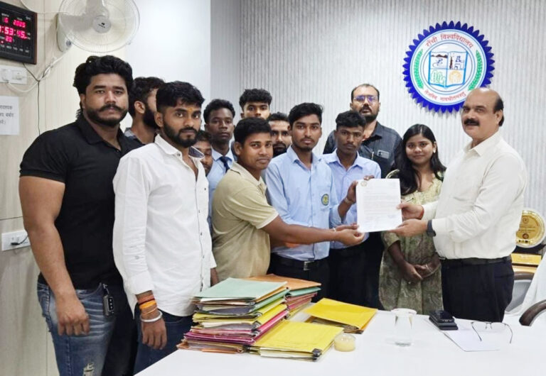 रांची यूनिवर्सिटी में परीक्षा शुल्क विवाद, अबुआ अधिकार मंच ने सौंपा ज्ञापन