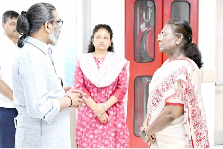 गुरुजी के स्वास्थ्य की जानकारी लेने पहुँचीं राष्ट्रपति मुर्मु