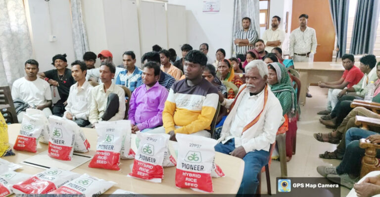 अदाणी फाउंडेशन के धान-बीज और खाद वितरण से 120 किसानों को मिली सहायता अदाणी फाउंडेशन के धान-बीज और खाद वितरण से 120 किसानों को मिली सहायता