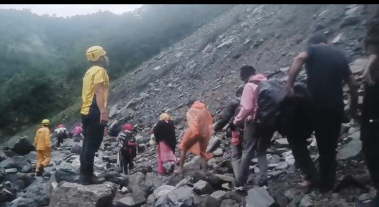 केदारनाथ से लौटते 40 श्रद्धालु सोनप्रयाग में फंसे, SDRF ने किया रेस्क्यू केदारनाथ से लौटते 40 श्रद्धालु सोनप्रयाग में फंसे, SDRF ने किया रेस्क्यू
