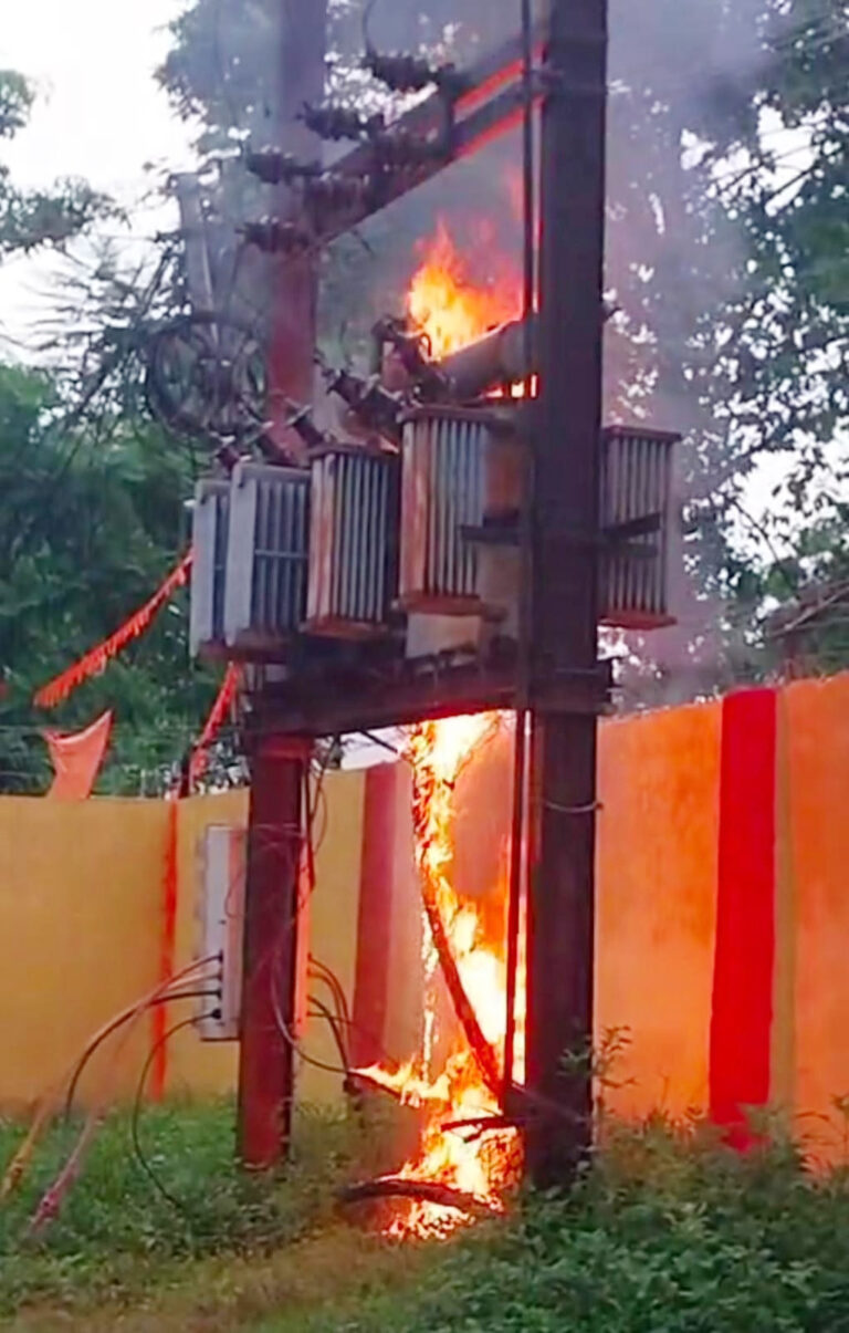 ट्रांसफार्मर में भीषण आग, बिजली-पानी आपूर्ति ठप ट्रांसफार्मर में भीषण आग, बिजली-पानी आपूर्ति ठप