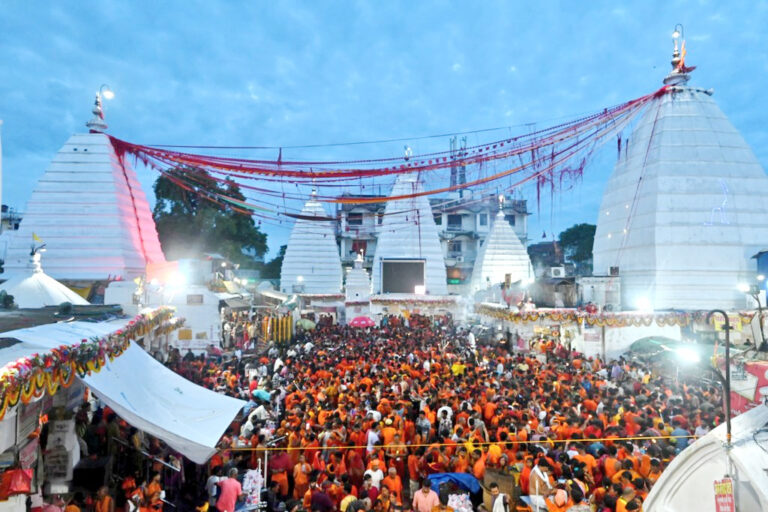 सावन के पहले सोमवार को बाबा धाम में उमड़ा श्रद्धा का सैलाब