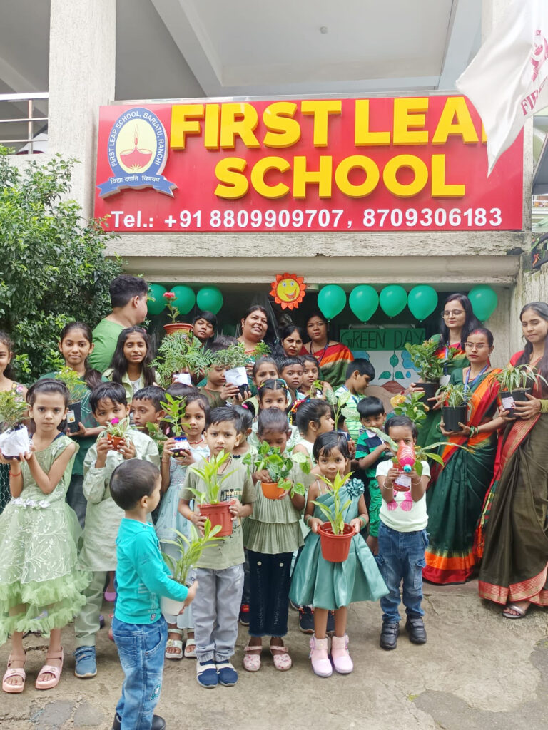 फर्स्ट स्लिप स्कूल में ग्रीन गिगल्स डे मनाया गया, बच्चों ने किया पौधरोपण