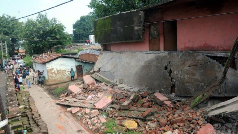 जर्जर स्कूल भवन का छत ढहा , बुजुर्ग की दर्दनाक मौत, दो घायल
