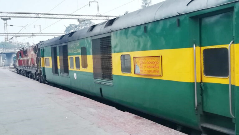 गरीब रथ ट्रेन की बोगी में उठा धुआं, यात्रियों में मची अफरा-तफरी गरीब रथ ट्रेन की बोगी में उठा धुआं, यात्रियों में मची अफरा-तफरी