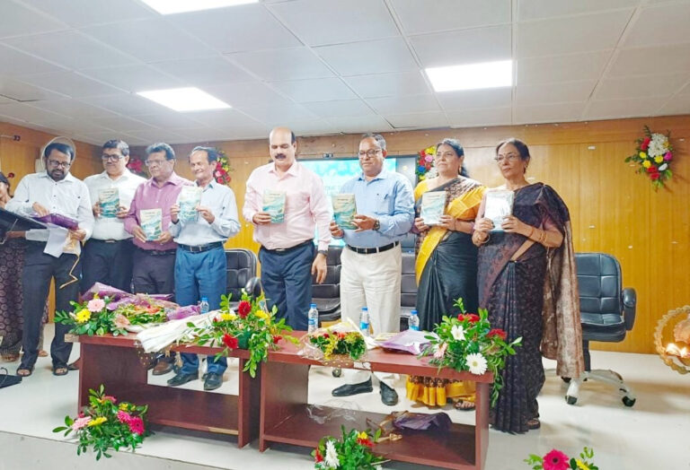 नागपुरी उपन्यास ‘सातो नदी पार’ का अंग्रेजी अनुवाद लोकार्पित, पद्मश्री महावीर नायक का सम्मान नागपुरी उपन्यास ‘सातो नदी पार’ का अंग्रेजी अनुवाद लोकार्पित, पद्मश्री महावीर नायक का सम्मान