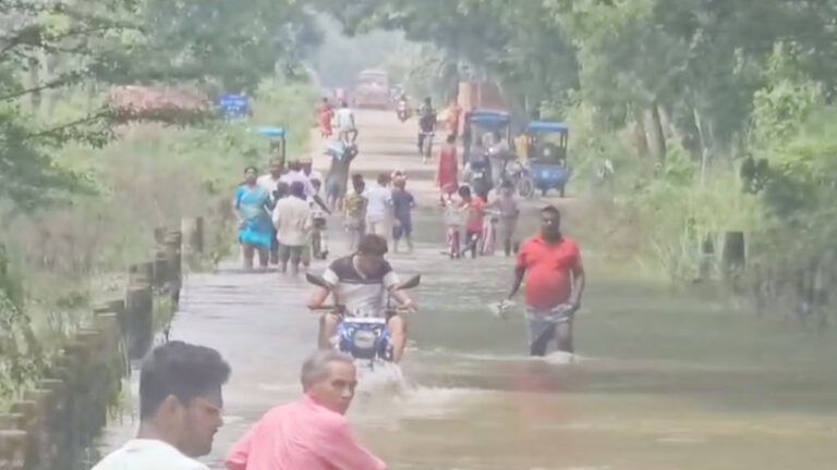 रामकृष्ण सेतु बना खतरा! जर्जर हालत में भी दौड़ रहे हैं ओवरलोडेड ट्रक
