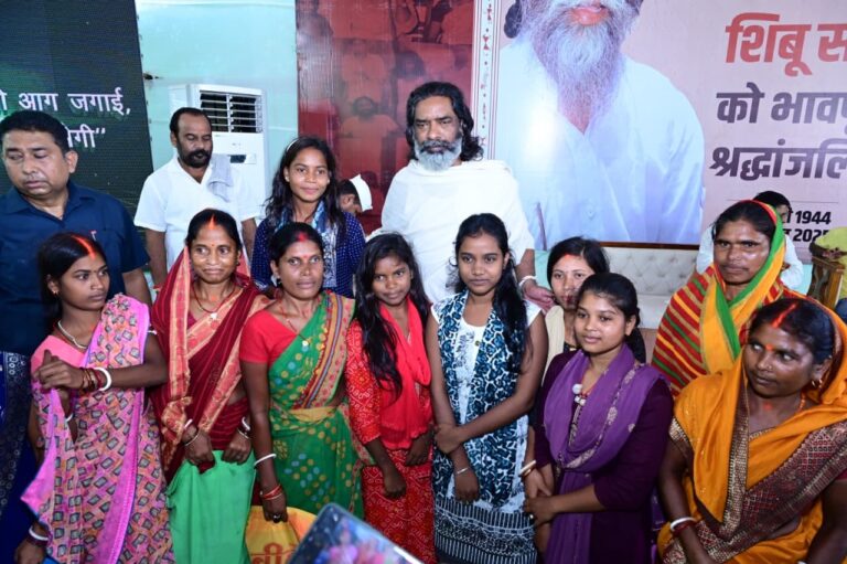 मुख्यमंत्री हेमन्त सोरेन ने नेमरा गांव में दिशोम गुरु शिबू सोरेन को दी श्रद्धांजलि, जनता से की मुलाकात और सुनीं समस्याएं