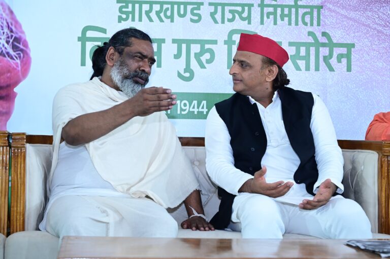 नेमरा पहुंचे समाजवादी पार्टी अध्यक्ष अखिलेश यादव, दिशोम गुरु शिबू सोरेन को दी श्रद्धांजलि