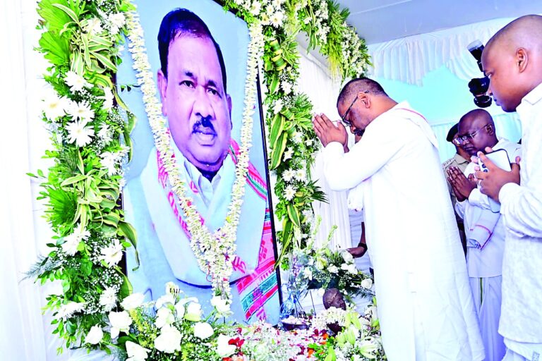 मुख्यमंत्री हेमंत सोरेन ने पूर्व मंत्री रामदास सोरेन के संस्कार भोज में की शिरकत, दी श्रद्धांजलि