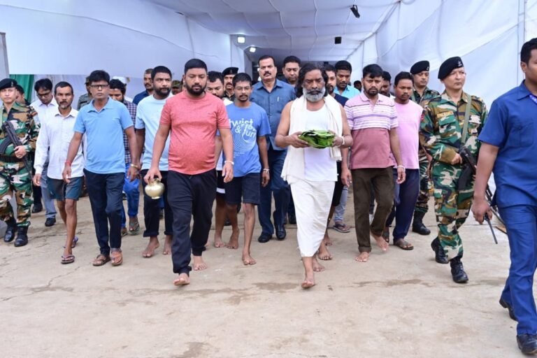 शिबू सोरेन के दशकर्म की तैयारियां पूरी, मुख्यमंत्री हेमन्त सोरेन ने ई-रिक्शा चलाकर लिया व्यवस्थाओं का जायज़ा