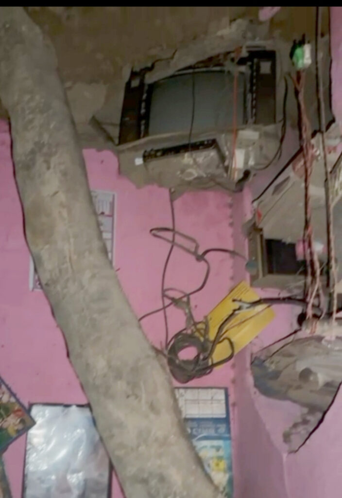 हादसा: टीवी देखते वक्त गिरा मकान, तीन की मौके पर मौत