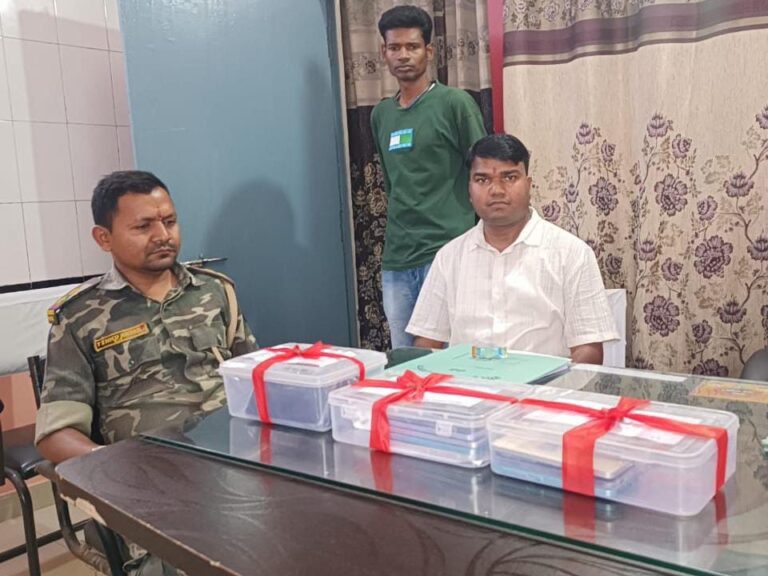 कांके पुलिस ने चोरी की वारदात सुलझाई, 13 स्मार्टफोन बरामद