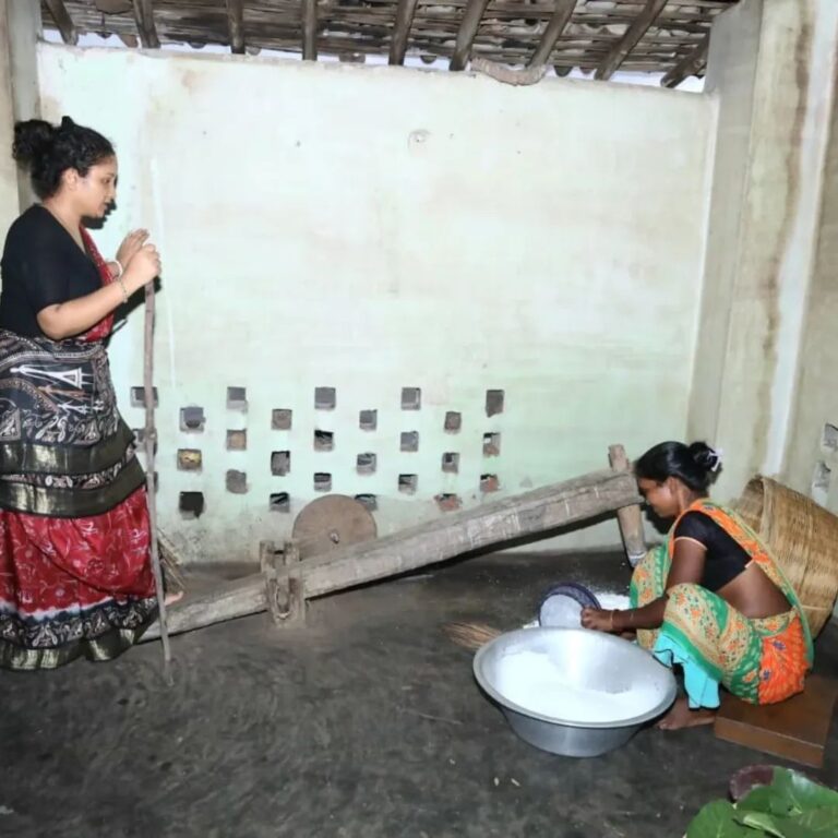 दिशोम गुरु के श्राद्ध कर्म में बहू कल्पना सोरेन कर रही कर्तव्यों का निर्वहन