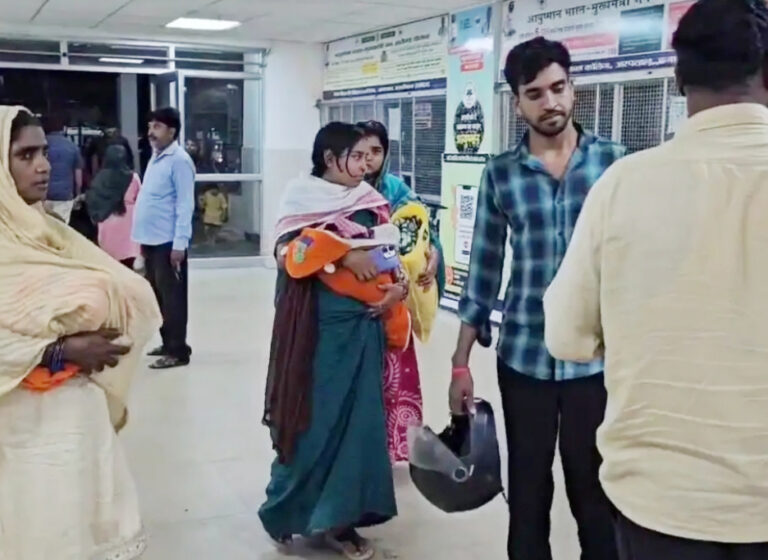 हजारीबाग के शेख भिखारी मेडिकल कॉलेज अस्पताल में लगी आग हजारीबाग के शेख भिखारी मेडिकल कॉलेज अस्पताल में लगी आग