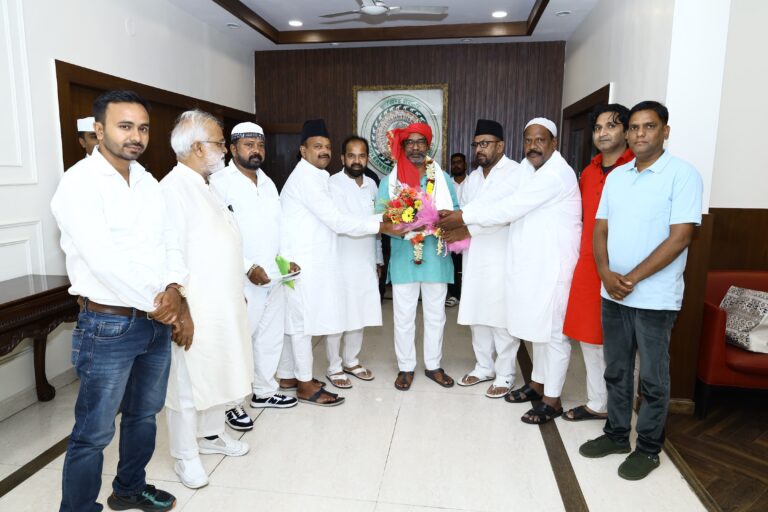 झारखंड के मुख्यमंत्री से दरगाह कमिटी के सदस्यों ने की मुलाकात, किया आमंत्रित