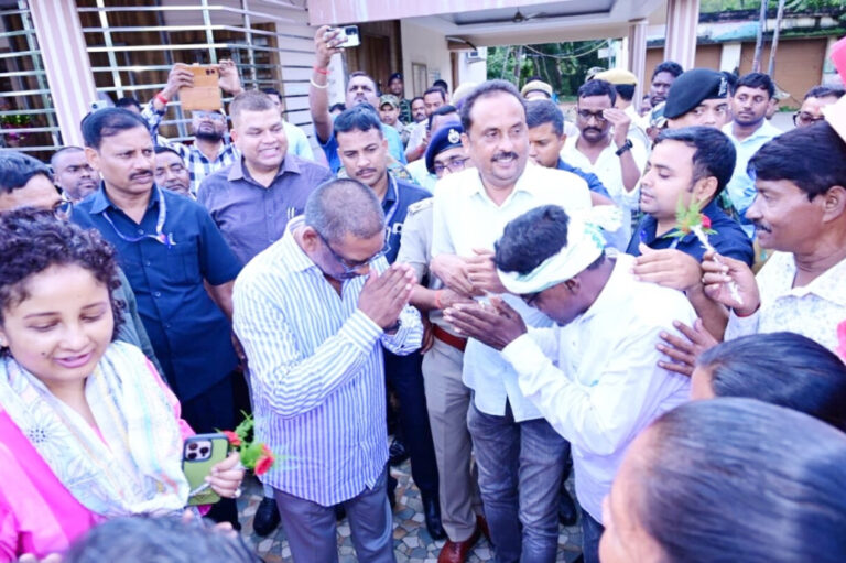 बहरागोड़ा में पारंपरिक अंदाज में मुख्यमंत्री का भव्य स्वागत बहरागोड़ा में पारंपरिक अंदाज में मुख्यमंत्री का भव्य स्वागत