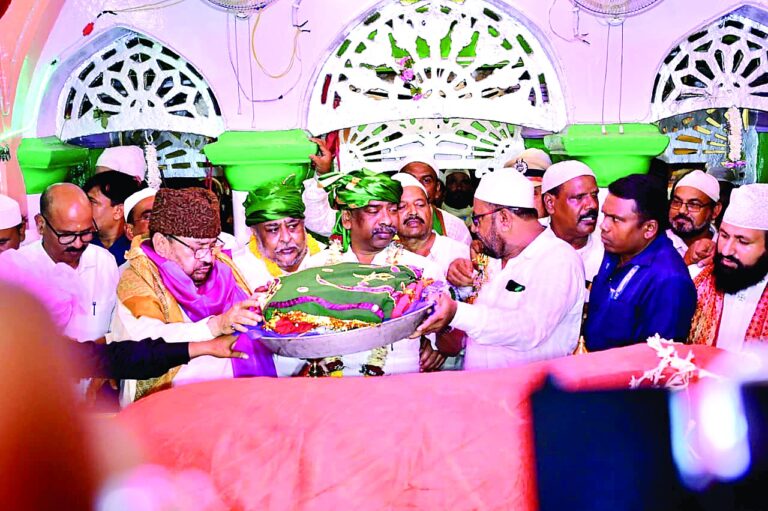 मुख्यमंत्री हेमंत सोरेन ने हजरत कुतुबुद्दीन रिसालदार शाह बाबा की दरगाह पर चादर चढ़ाई
