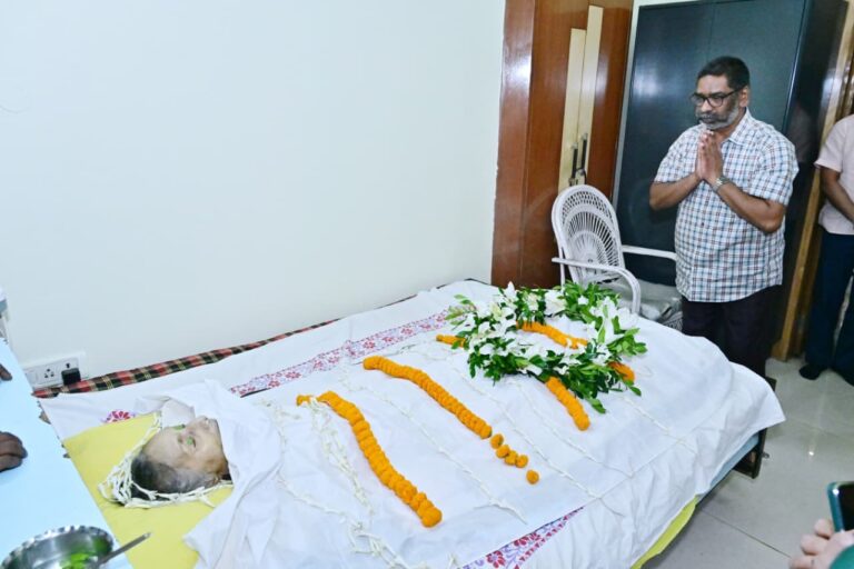 मुख्यमंत्री हेमन्त सोरेन ने न्यायमूर्ति रोंगोन मुखोपाध्याय की माता को दी श्रद्धांजलि मुख्यमंत्री हेमन्त सोरेन ने न्यायमूर्ति रोंगोन मुखोपाध्याय की माता को दी श्रद्धांजलि