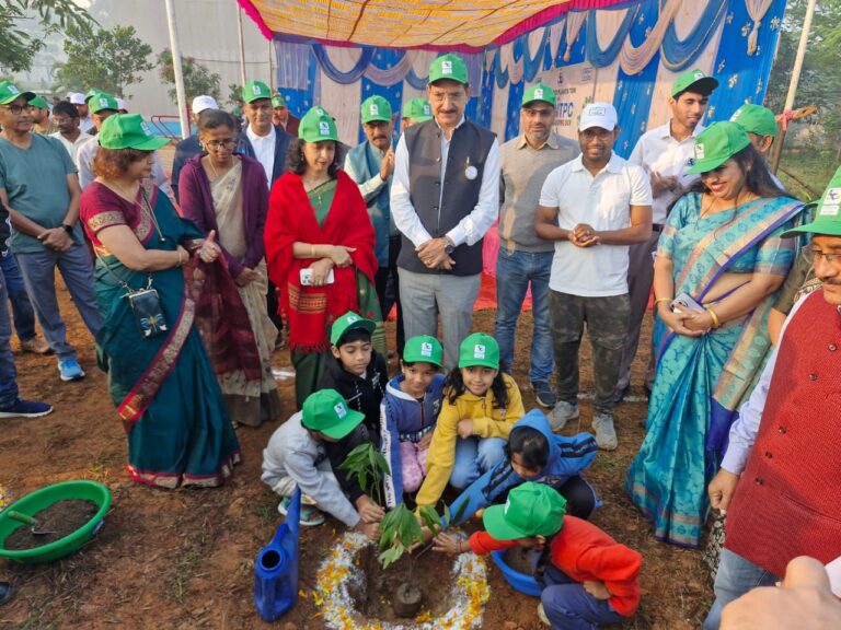 पीवीयूएनएल ने एनटीपीसी के 51वें स्थापना दिवस पर किया वृक्षारोपण एवं ध्वजारोहण समारोह का आयोजन पीवीयूएनएल ने एनटीपीसी के 51वें स्थापना दिवस पर किया वृक्षारोपण एवं ध्वजारोहण समारोह का आयोजन