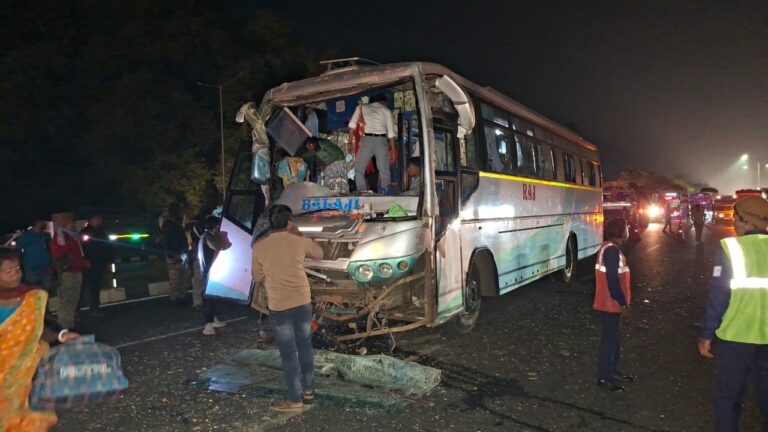 धनबाद: दो बसों की भिड़ंत, 12 यात्री घायल धनबाद: दो बसों की भिड़ंत, 12 यात्री घायल