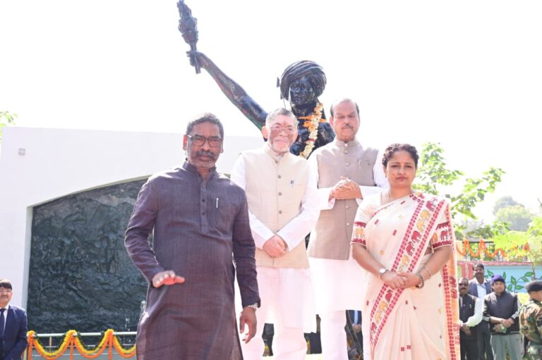 झारखंड के राज्यपाल और मुख्यमंत्री ने धरती आबा बिरसा मुंडा की 150वीं जयंती पर अर्पित की श्रद्धांजलि