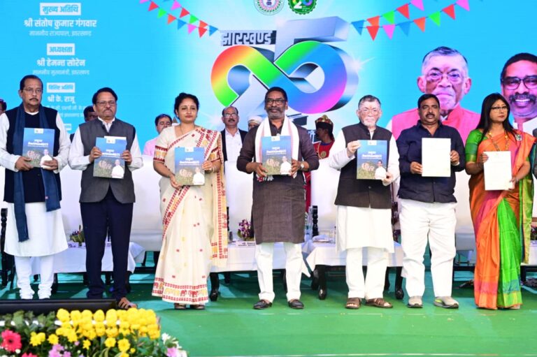 सीएम और राज्यपाल ने झारखंड स्थापना दिवस पर 8799 करोड़ की 1087 योजनाओं की दी सौगात सीएम और राज्यपाल ने झारखंड स्थापना दिवस पर 8799 करोड़ की 1087 योजनाओं की दी सौगात