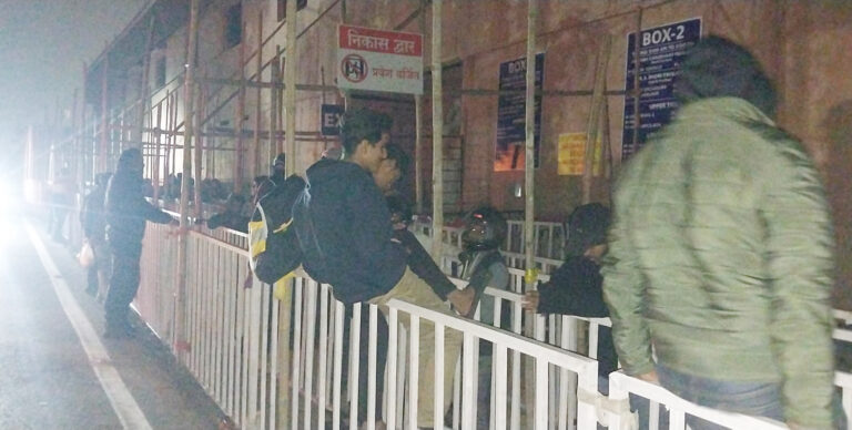 भारत-साउथ अफ्रीका मैच: रांची में टिकट काउंटर पर उमड़ी भारी भीड़ भारत-साउथ अफ्रीका मैच: रांची में टिकट काउंटर पर उमड़ी भारी भीड़