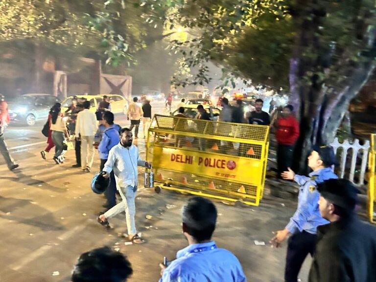 लाल किला मेट्रो स्टेशन के पास धमाका, आठ की माैत, 19 घायल नई दिल्ली, 10 नवंबर (हि.स.)। राजधानी दिल्ली में लाल किला मेट्रो स्टेशन के गेट नंबर एक के पास सोमवार शाम एक कार में जोरदार धमाका हुआ जिससे कम से कम आठ लोगों की मौत हो गई। करीब 6 बज कर 55 मिनट पर हुई इस घटना के बाद मौके पर अफरातफरी मच गई। कार में धमाके बाद आसपास खड़ी गाड़ियां भी आग की चपेट में आ गई। घटना की सूचना मिलते ही पुलिस, दमकल विभाग, कैट्स एंबुलेंस, सीआरपीएफ के अलावा एनआईए की टीम मौके पर पहुंची। मौत का आंकड़ा बढ़ने की संभावना है। राहत बचाव दल ने स्थानीय लोगों की मदद से एक-एक कर 27 लोगों को निकाला गया। धमाके में कम से कम आठ लोगों की मौत होने की सूचना है। जबकि 19 लोगों घायल हुए हैं। जिनमें से कुछ की हालत गंभीर बताई जा रही है। मृतकों के शव लोक नारायण जयप्रकाश अस्पातल (एलएनजेपी) में ले जाए गए हैं। घटना के तुरंत बाद गृह मंत्री अमित शाह ने दिल्ली पुलिस कमिश्नर से बात कर घटना के बारे में जानकारी ली। वहीं घटनास्थल पर एनएसजी, एनआईए और फोरेंसिक टीम मौके पर पहुंच गईं। दमकल विभाग के प्रवक्ता एके मलिक ने बताया कि दमकल कंट्रोल रूम को 6 बजकर 55 मिनट पर धमाके की सूचना मिली थी। सूचना मिलते ही आसपास के दमकल स्टेशन से एक-एक कर सात गाड़ियों को मौके पर भेजा। मलिक ने बताया कि दमकलकर्मियों ने आधे घंटे के भीतर आग पर काबू पाया। दमकल अधिकारी के अनुसार घटना में छह कार, दो ई-रिक्शा, एक टैम्पों व एक बस में आग लगी थी। वहीं कार में हुआ धमाका इतना जोरदार था, कि कार के परखच्चे उड़ गए। दमकल अधिकारी सीएल मीणा ने बताया कि दमकल के पहुंचने से पहले कई लोगों को स्थानीय लोगों ने अस्पताल में भर्ती करा दिया था। खबर लिखे जाने दमकल विभाग ने आठ लोगों की मौत की पुष्टि की है। जबकि 19 लोगों के घायल होने के बारे में बताया। दमकल विभाग का कहना है कि घायलों की संख्या बढ़ भी सकती है। यह सभी आंकड़े एलएनजेपी अस्पताल के है। तकनीकी विशेषज्ञ कर रहे है मामले की जांच घटना के बाद पुलिस की फोरेंसिक और तकनीकी विशेषज्ञों की टीम मौके पर पहुंच चुकी है। पुलिस टीम यह पता लगाने की में जुटी है कि आखिर यह विस्फोट किस तरह का है। विस्फोट की वजह से आस पास की स्ट्रीट लाइट भी टूट गईं। वहीं धमाके के बाद पूरी दिल्ली में हाई अलर्ट घोषित कर दिया गया है। सुरक्षा सूत्रों के अनुसार जिस तरह के हालात अभी हो गए हैं, उससे यह भी प्रतीत होता है कि यह बड़ी साजिश भी हो सकती हैं। इस बीच नजदीक की चांदनी चौक मार्केट को बंद कर दिया गया है। इसके अलावा लाल के आसपास के पूरे इलाके को बंद कर दिया गया है।