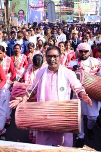 झारखंड स्थापना के रजत पर्व पर मुख्यमंत्री हेमंत सोरेन ने पारंपरिक ढोल–नगाड़ा बजाकर “झारखंड जतरा” में हिस्सा लिया