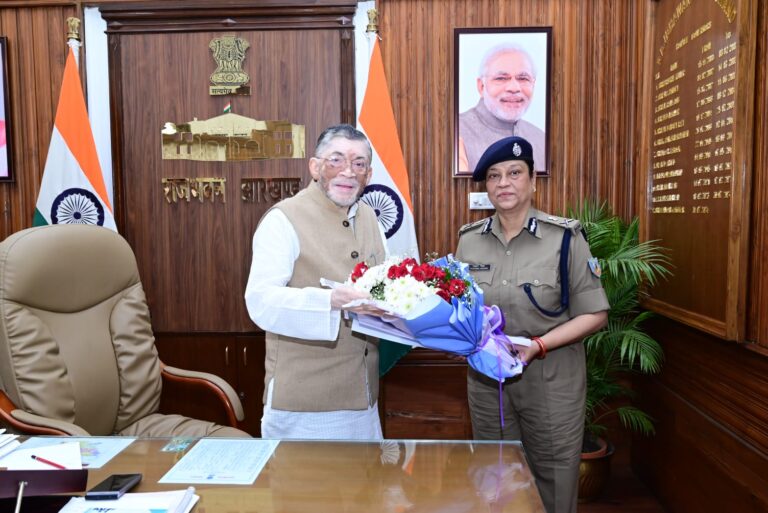 प्रभारी डीजीपी तदाशा मिश्रा ने राज्यपाल संतोष कुमार गंगवार से की मुलाकात प्रभारी डीजीपी तदाशा मिश्रा ने राज्यपाल संतोष कुमार गंगवार से की मुलाकात