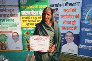सरकार आपके द्वार कार्यक्रम में वृद्ध महिलाओं को मिला पेंशन
