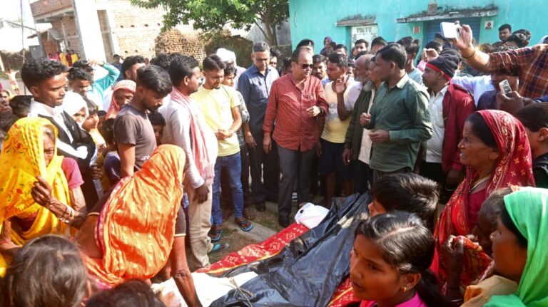 जामताड़ा सड़क हादसा: स्वास्थ्य मंत्री इरफ़ान अंसारी ने परिजनों से की मुलाकात, डॉक्टरों को दी कड़ी चेतावनी