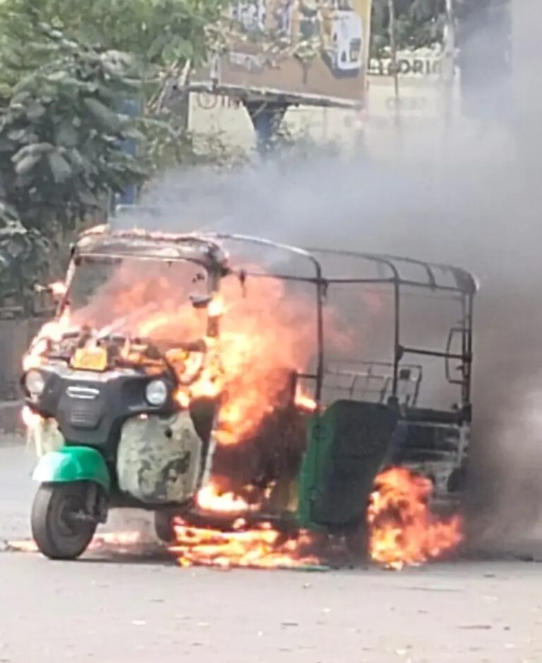 टाटानगर स्टेशन परिसर में चलती टेंपो में लगी आग, मौके पर मची अफरा-तफरी