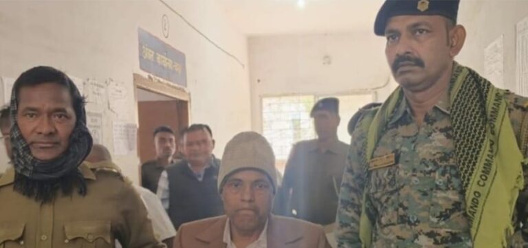 चैनपुर अंचल के बड़ा बाबू रिश्वत लेते रंगे हाथ गिरफ्तार